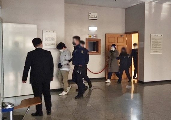 [인천=뉴시스] 김동영 기자 = '계곡살인' 사건의 피의자 이은해·조현수씨가 19일 오후 구속 전 피의자 심문(영장실질심사)을 마치고 영장실질심사장을 나서고 있다. 2022.04.19. 20hwan@newsis.com