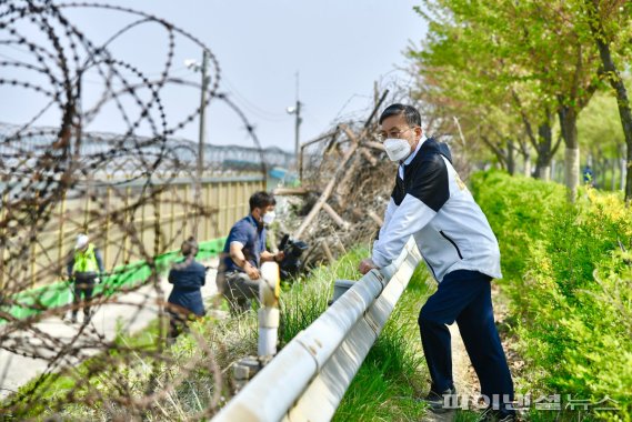 김포시 한강철책 철거작업 시작…“시민 품으로”