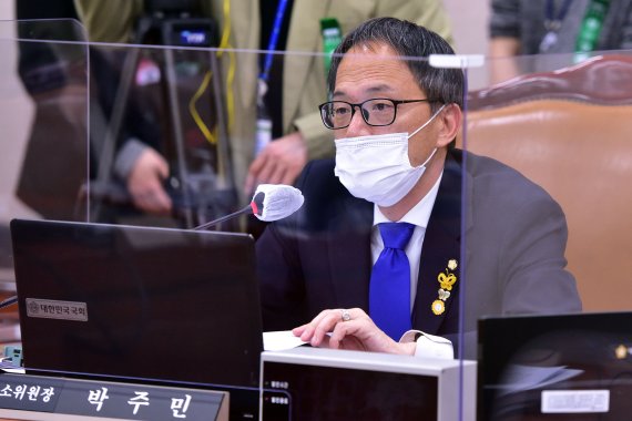 [서울=뉴시스] 김선웅 기자 = 19일 서울 여의도 국회에서 열린 법제사법위원회 법안심사제1소위원회의에서 박주민 위원장이 발언을 하고 있다. (공동취재사진) 2022.04.19. photo@newsis.com