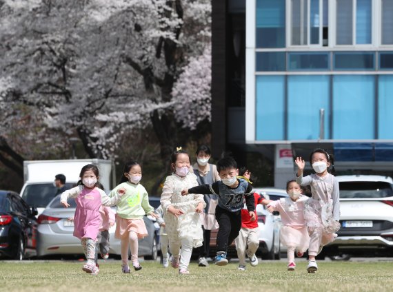 전국적으로 낮 최고 기온이 25도를 웃도는 초여름 날씨를 보인 11일 오전 경기 수원 팔달구 경기도청 잔디밭에서 어린이집 아이들이 힘차게 달리고 있다. 2022.4.11/뉴스1 © News1 김영운 기자