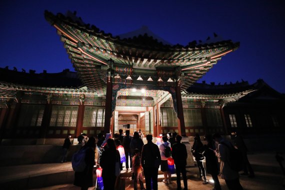 19일 오후 서울 종로구 창덕궁에서 열린 달빛기행 사전행사에서 관람객들이 궁내를 들러보고 있다. 2022.4.19/뉴스1 © News1 임세영 기자 /사진=뉴스1