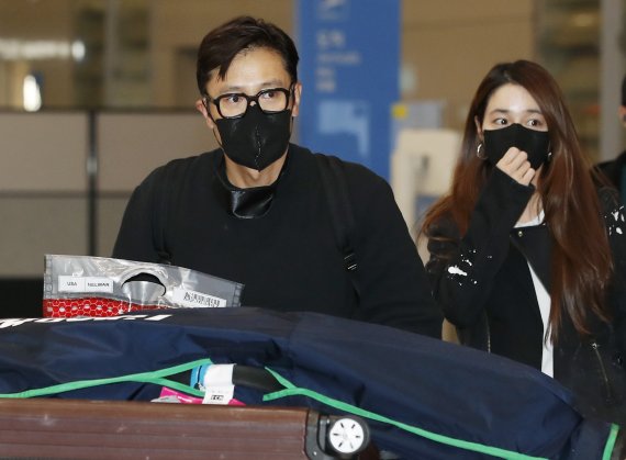 배우 이병헌, 이민정 부부가 20일 오전 인천국제공항을 통해 미국에서 귀국하고 있다. 2022.4.20/뉴스1 © News1 권현진 기자