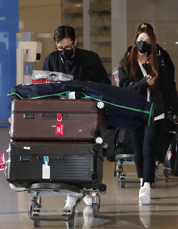 배우 이병헌, 이민정 부부가 미국 일정을 마치고 20일 오전 인천국제공항을 통해 귀국하고 있다. © News1 권현진 기자