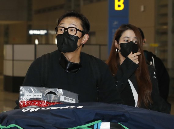 배우 이병헌, 이민정 부부가 미국 일정을 마치고 20일 오전 인천국제공항을 통해 귀국해 매니저를 찾고 있다. © News1 권현진 기자