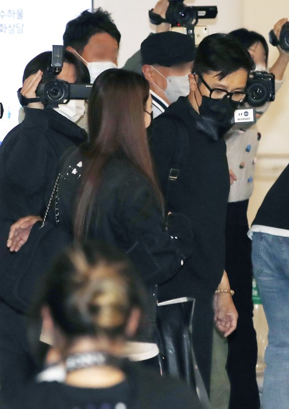 배우 이병헌(왼쪽)이 미국 일정을 마치고 20일 오전 인천국제공항을 통해 귀국해 아내 이먼정을 챙기고 있다. © News1 권현진 기자