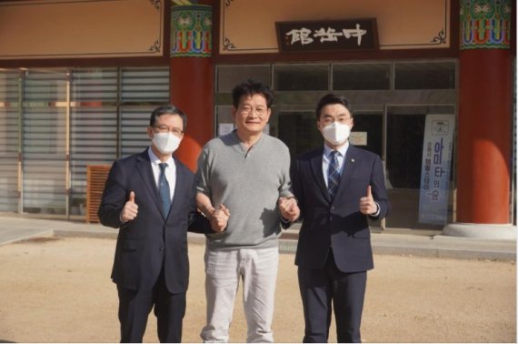 지난 3월 29일 이재명 더불어민주당 상임고문의 최측근인 정성호 의원(왼쪽)과 김남길 의원이 경북 영천 은해사에 머물고 있는 송영길 전 대표를 찾아 '선당후사'를 요청했다. (SNS 갈무리) © 뉴스1
