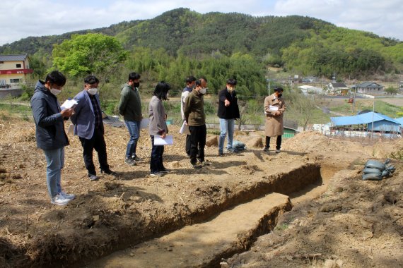 [함안=뉴시스] 홍정명 기자= 경남 함안군 군북면 하림리 소재 경남연구원 역사문화센터 관계자들이 지난 15일 함안 말이산고분군 현장을 찾아 배수로 등 정비 관련 자문 활동을 하고 있다.(사진=경남도 제공) 2022.02.20. photo@newsis.com