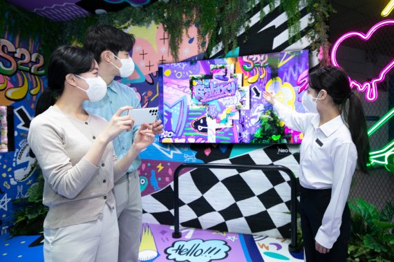 20일 서울 강남구 코엑스에서 열린 '월드IT쇼 2022' 삼성전자관 내 팀삼성 플레이그라운드에서 관람객들이 '갤럭시 S22'로 촬영한 사진과 영상을 '네오 QLED 8K'를 통해 확인하고 있다. 삼성전자 제공
