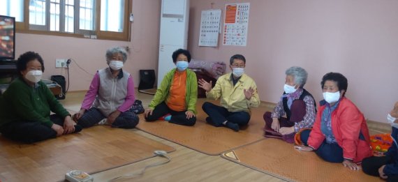 정하동 면장이 경로당을 방문, 어르신과 대화를 나누고 있다. *재판매 및 DB 금지