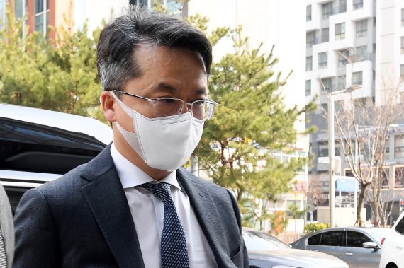 'BBQ 전산망 불법 접속 혐의'를 받고 있는 박현종 bhc 회장이 7일 오후 서울 송파구 서울동부지방법원에서 열린 정보통신법 위반 관련 8차 공판에 출석하고 있다. 2022.3.7/뉴스1 © News1 박세연 기자
