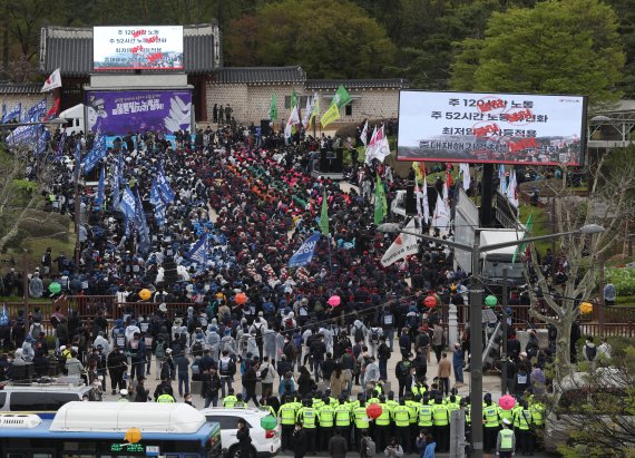 민주노총 조합원들이 4월13일 오후 서울 종로구 종묘광장공원에서 열린 '차별없는 노동권, 질좋은 일자리 쟁취 결의대회'에서 구호를 외치고 있다. 2022.4.13/뉴스1 © News1 DB