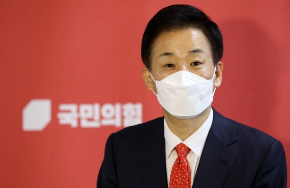 [서울=뉴시스] 고범준 기자 = 대구광역시장에 공천 신청한 유영하 변호사가 8일 오후 서울 여의도 국회에서 열린 국민의힘 제8회 전국동시지방선거 광역단체장 공천신청자 면접을 마치고 취재진 질문에 답하고 있다. 2022.04.08. bjko@newsis.com