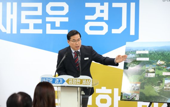 지난 2019년 3월 6일 당시 유동규 경기관광공사 사장이 경기도청 구관 2층 브리핑룸에서 '임진각~판문점 간 평화 모노레일 설치 추진 계획'에 대해 브리핑을 하고 있다. (사진=경기도 제공) 2021.10.05. 사진=뉴시스