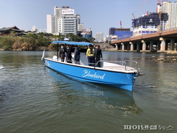 수소연료전지 선박으로는 국내 처음으로 하천에 실증 운항에 나선 에이치엘비(HLB)㈜의 '블루버드호'가 울산 태화강 태화교와 태화루 사이에서 출발하고 있다. /사진=최수상 기자