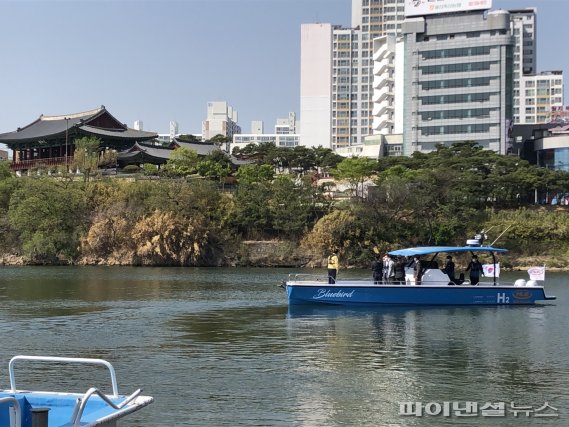 수소연료전지 선박인 블루버드호가 하천에서의 실증운항을 위해 울산 태화강 태화루 앞을 지나고 있다. 이날 실증운항에는 송철호 울산시장 등이 승선해 선박 성능을 점검했다. /사진=최수상 기자