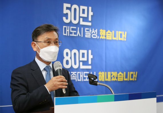 6.1지방선거 김포시장 예비후보 등록을 마친 정하영 김포시장이 20일 김포시의회 브리핑룸에서 출마 기자회견을 하고 있다. 2022.4.20/뉴스1 © News1 정진욱 기자