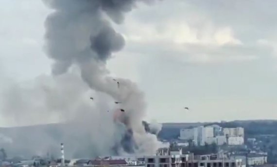 지난 18일(현지시간) 볼로디미르 젤렌스키 우크라이나 대통령은 러시아가 별러왔던 돈바스 전투를 개시했다고 밝혔다. 러시아는 동부를 중심으로 미사일 공격을 퍼부었다. 출처: 트위터 *재판매 및 DB 금지