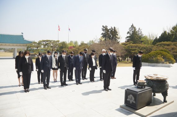 이우일 한국과학기술단체총연합회 회장이 20일 제55회 과학의 날을 기념해 과총 회장단과 함께 국립서울현충원을 찾아 참배하고 있다. 과총 제공