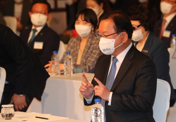 [서울=뉴시스] 배훈식 기자 = 김부겸 국무총리가 20일 오후 서울 여의도 콘래드 호텔에서 열린 제42회 장애인의 날 기념식에 참석해 수어 축사를 연습하고 있다. 2022.04.20. dahora83@newsis.com
