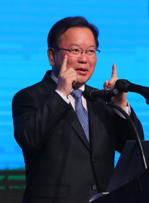 [서울=뉴시스] 배훈식 기자 = 김부겸 국무총리가 20일 오후 서울 여의도 콘래드 호텔에서 열린 제42회 장애인의 날 기념식에 참석해 수어로 축사를 하고 있다. 2022.04.20. dahora83@newsis.com