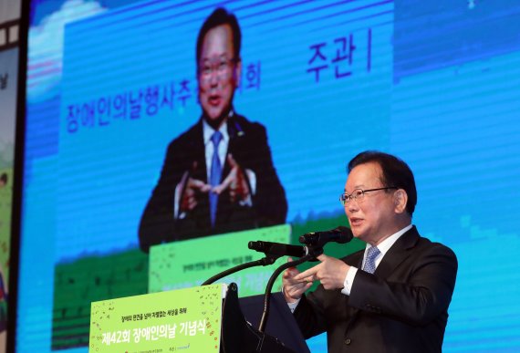 [서울=뉴시스] 배훈식 기자 = 김부겸 국무총리가 20일 오후 서울 여의도 콘래드 호텔에서 열린 제42회 장애인의 날 기념식에서 수어로 축사를 하고 있다. (공동취재사진) 2022.04.20. photo@newsis.com