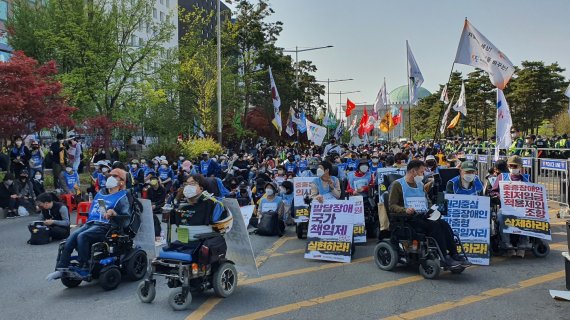 [현장취재]장애인 단체 "지하철 시위 재개"...."우리 당당한 요구가 불법인가"