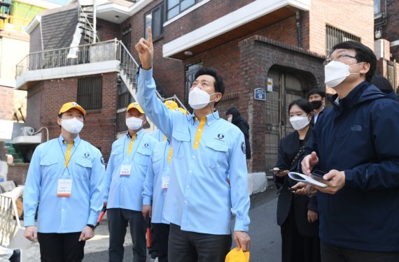 오세훈 서울시장이 지난 4월 20일 안심마을보안관 현장 점검을 위해 서울 용산구 청파동 일대를 방문했다. / 사진=서울시