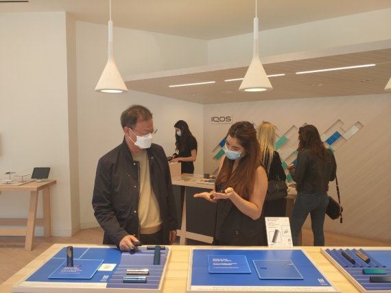 백복인 KT&G 사장(왼쪽)이 최근 이탈리아를 방문해 전자담배 사업을 점검하고 릴(lil) 판매점에서 제품 판매상황을 둘러보고 있다. KT&G 제공