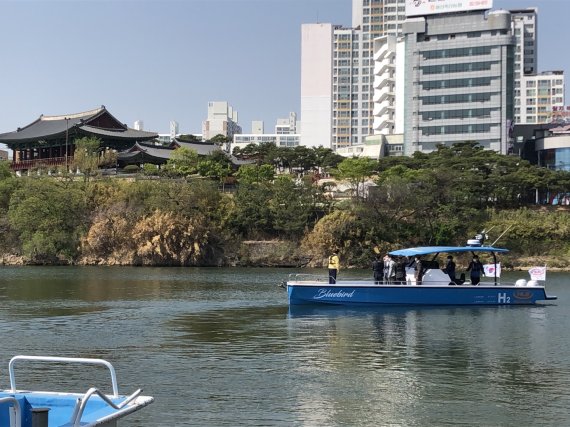 20일 수소연료전지 선박인 블루버드호가 하천에서의 실증운항을 위해 울산 태화강 태화루 앞을 지나고 있다. 이날 실증운항에는 송철호 울산시장 등이 승선해 선박 성능을 점검했다. 사진=최수상 기자