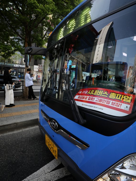 20일 오전 운행중인 서울 시내버스에 총파업 피켓이 게시되어 있다. 뉴시스