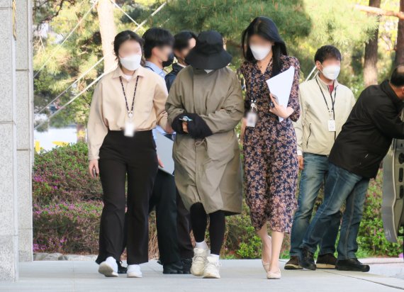 [인천=뉴시스] 김동영 기자 = 지난 16일 오후 경기 덕양구 오피스텔에서 검거된 '계곡 살인' 용의자 이은해가 인천지검으로 압송되고 있다. 2022.04.16. dy0121@newsis.com