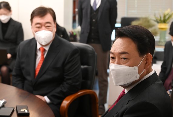 윤석열 대통령 당선인이 지난달 11일 서울 여의도 국민의힘 당사 내 당선인 사무실에서 싱하이밍 주한중국대사를 접견하고 있다. 2022.3.11/뉴스1 © News1 구윤성 기자