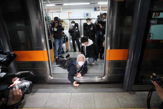 박경석 전국장애인차별철폐연대(전장연) 공동대표가 21일 오전 서울 경복궁역 3호선 열차에서 장애인권리예산 확보 및 장애인 이동권 보장 촉구 시위를 펼치고 있다. 2022.4.21/뉴스1 © News1 구윤성 기자