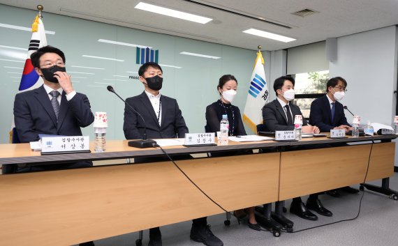 김형근 인천지검 부천지청장과 유재승 검사 등이 21일 오전 경기 부천시 인천지검 부천지청에서 검수완박(검찰 수사권 완전 박탈) 관련 기자간담회를 갖고 있다. 이날 기자간담회에는 김 지청장과 초임검사, 수사관 3명 등이 참석했다. 2022.4.21/뉴스1 © News1 정진욱 기자