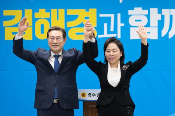 첫 여성 광주광역시장에 도전했던 김해경 Women Leadership 대표(사진 오른쪽)가 21일 이용섭 예비후보 지지를 선언한 뒤 함께 기념촬영을 하고 있다.사진=이용섭 예비후보 선대본부 제공