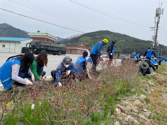 전북개발공사가 21일 전북 남원시 운봉읍 산덕마을을 찾아 농촌 일손을 도왔다.(전북개발공사 제공)2022.4.21/© 뉴스1