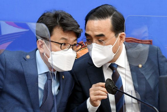 '위장탈당' 직격한 박용진 "침대축구에 팬들 경악.. 선 넘으면 안 돼"