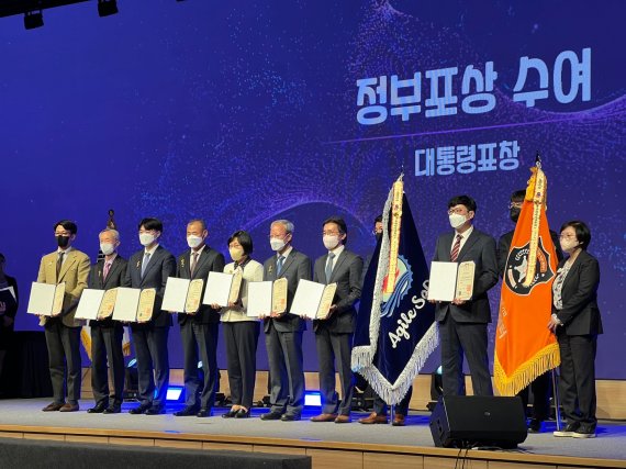 지난 21일 한국과학기술회관에서 열린 2022년 과학·정보통신의 날 기념식에서 조원희 지란지교데이터 대표(오른쪽 세번째)가 정보통신분야 정보보호 유공을 인정받아 대통령 표창을 수상한 후 기념사진을 촬영하고 있다. 지란지교데이터 제공.