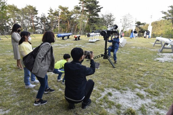 [서울=뉴시스] 안보과학관(야외) 관람 중인 지역민. 2022.04.22. (사진=국방과학연구소 제공) *재판매 및 DB 금지