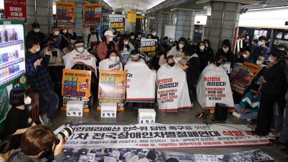 전국장애인차별철폐연대(전장연) 회원들이 지난 21일 오전 서울 종로구 지하철3호선 경복궁역 승강장에서 장애인권리예산 인수위 답변 촉구를 위한 16차 전국장애인차별철폐연대 삭발 투쟁 결의식을 하고 있다. /사진=뉴시스