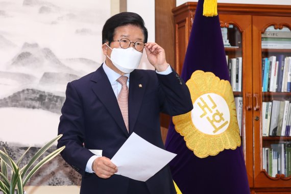 박병석 국회의장이 22일 서울 여의도 국회의장실에서 '검수완박(검찰 수사권 완전 박탈)' 법안 관련 중재안을 여야 원내대표에게 전달한 후 '중재안 수용 촉구' 입장문 발표를 위해 이동하고 있다. (공동취재) 2022.4.22/뉴스1 © News1 유승관 기자