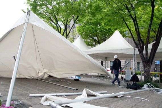 22일 오후 서울 중구 서울광장에서 마련된 신종 코로나바이러스 감염증(코로나19) 임시선별진료소에서 관계자가 철거작업을 하고 있다. 서2022.4.22/뉴스1 © News1 이재명 기자