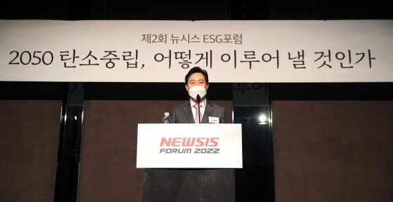 [서울=뉴시스] 김병문 기자 = 오세훈 서울시장이 22일 오전 서울 중구 플라자호텔 별관에서 뉴시스 주최로 열린 '2050 탄소중립, 어떻게 이루어 낼 것인가' 제2회 뉴시스 ESG포럼에서 축사하고 있다. 2022.04.22. dadazon@newsis.com