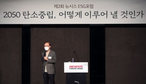 [서울=뉴시스] 김병문 기자 = 임춘택 에너지경제연구원장이 22일 오전 서울 중구 플라자호텔 별관에서 뉴시스 주최로 열린 '2050 탄소중립, 어떻게 이루어 낼 것인가' 제2회 뉴시스 ESG포럼에서 기조연설하고 있다. 2022.04.22. dadazon@newsis.com