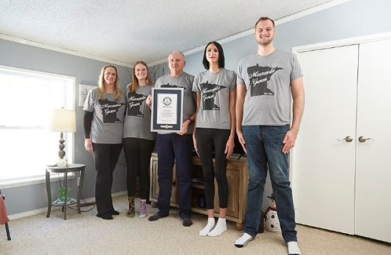 [서울=뉴시스] 기네스 세계 기록에 등재된 세상에서 가장 키가 큰 가족이다. (사진=기네스 세계 기록 홈페이지 갈무리) 2022.04.22. *재판매 및 DB 금지