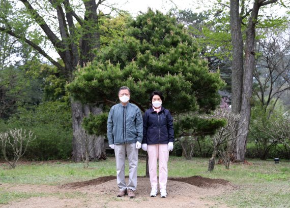 [포천=뉴시스] 전신 기자 = 문재인 대통령과 부인 김정숙 여사가 22일 경기도 포천 국립수목원을 방문해 기념식수를 마친 후 기념촬영하고 있다. 2022.04.22. photo1006@newsis.com <저작권자ⓒ 공감언론 뉴시스통신사. 무단전재-재배포 금지.> /사진=뉴시스화상