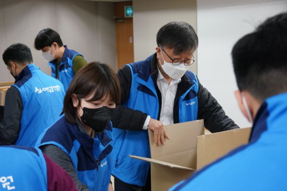 [서울=뉴시스] 서민금융진흥원 이재연 원장이 22일 의류 나눔 사회공헌활동에 참여하고 있다. (사진=서민금융진흥원) photo@newsis.com *재판매 및 DB 금지 /사진=뉴시스