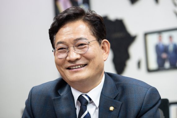 서울시장 출마를 밝힌 송영길 전 더불어민주당 대표가 22일 서울 여의도 국회 의원회관에서 뉴스1과 인터뷰하고 있다. 2022.4.22/뉴스1 © News1 유승관 기자