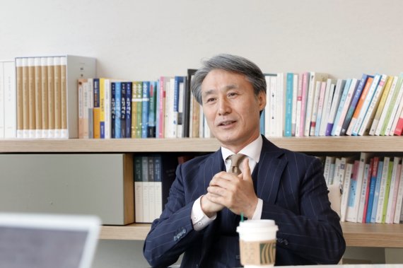 [서울=뉴시스] 18일 서울 마포구 상암동 YTN 사옥에서 인터뷰하고 있는 YTN 저녁 뉴스 프로그램 '뉴스가 있는 저녁' 진행자 변상욱 앵커 (사진= YTN 제공) 2022.04.22. photo@newsis.com
