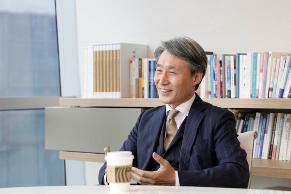 [서울=뉴시스] 18일 서울 마포구 상암동 YTN 사옥에서 인터뷰하고 있는 YTN 저녁 뉴스 프로그램 '뉴스가 있는 저녁' 진행자 변상욱 앵커 (사진= YTN 제공) 2022.04.22. photo@newsis.com